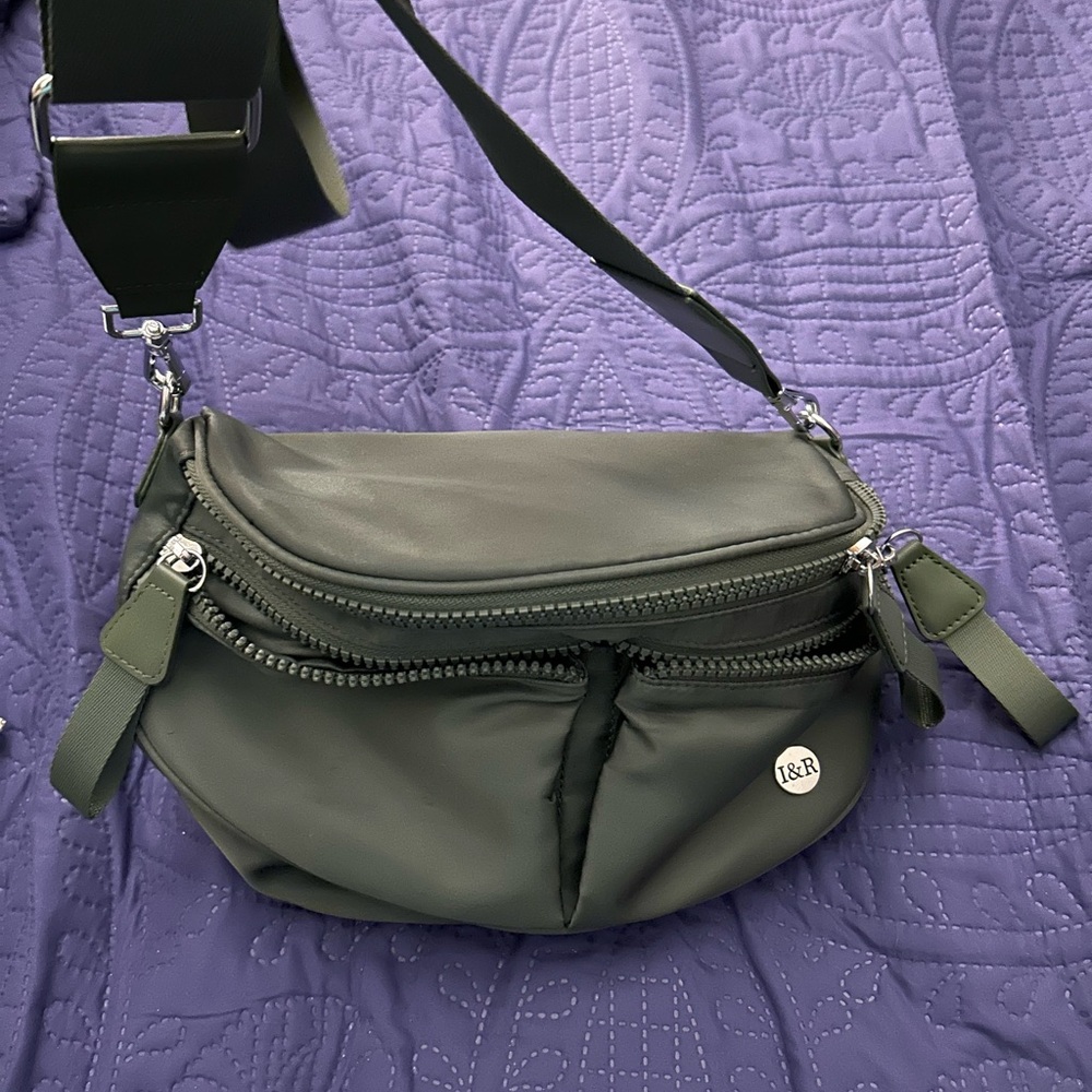 Green Crossbody Bag with Adjustable Strap and Modern Design